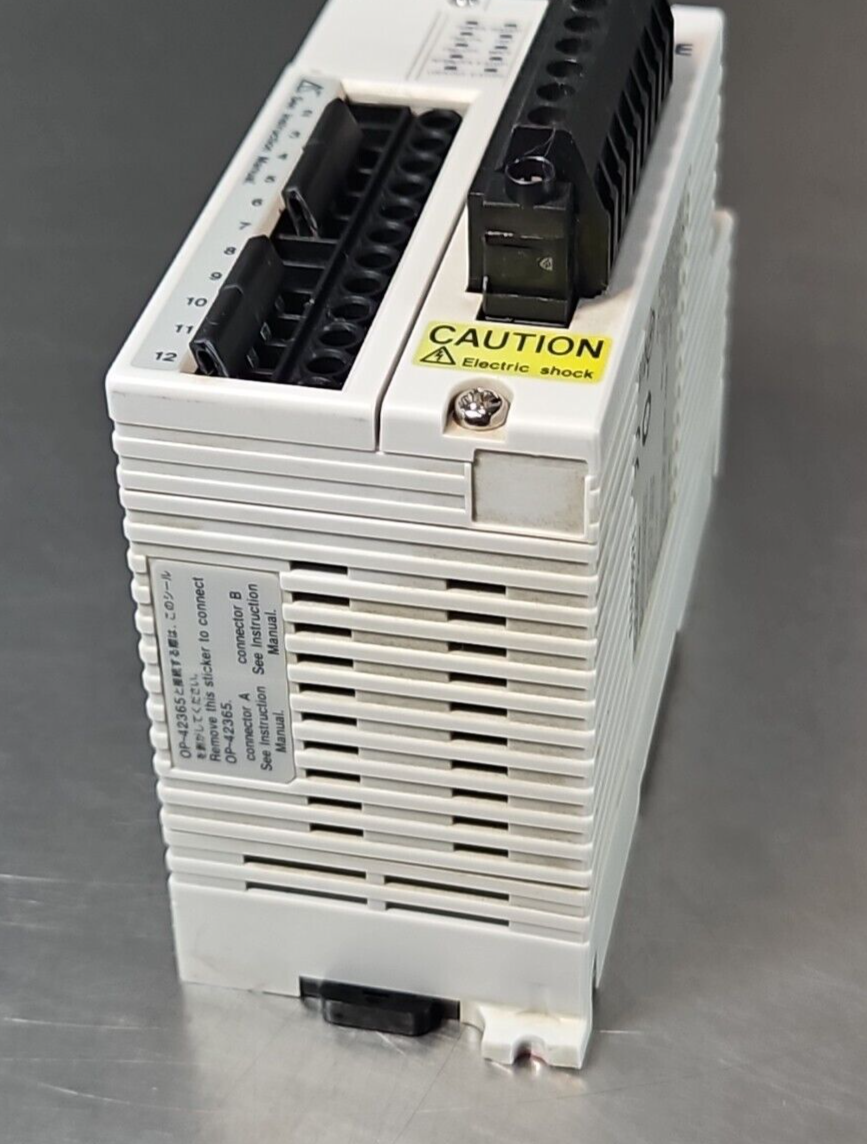 Keyence SL-R11 Safety Control Unit 24VDC 150mA Type 4      (BIN3.4.4)