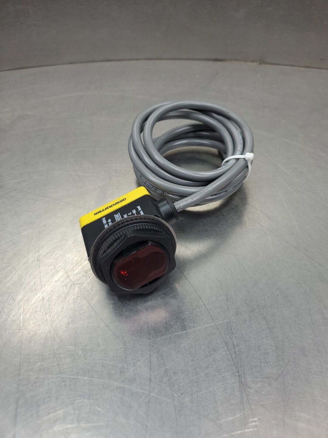 Banner Enginnering QS30VR3FF600 Sensor, 24-250VAC/12-250VDC.             5E-35/1