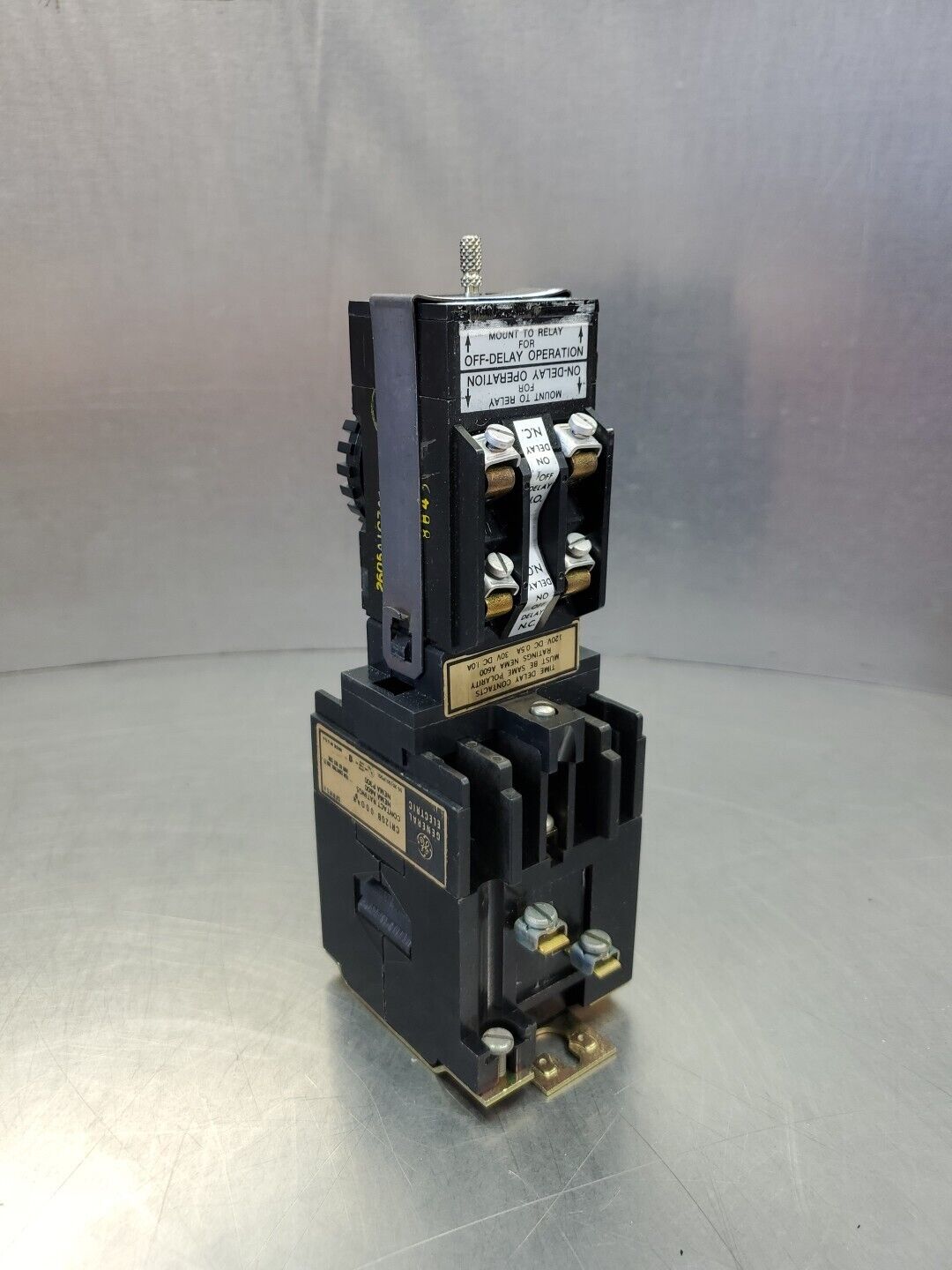 GE CR122BX1A Pneumatic Timer w/ CR120B000 Instantaneous Contactor.        4C-38