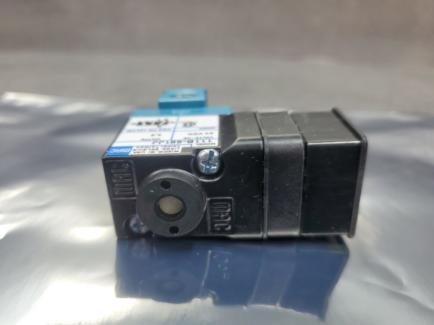 MAC 111B-591JJ Solenoid Valve, 24VDC 150PSI.                               6A-12