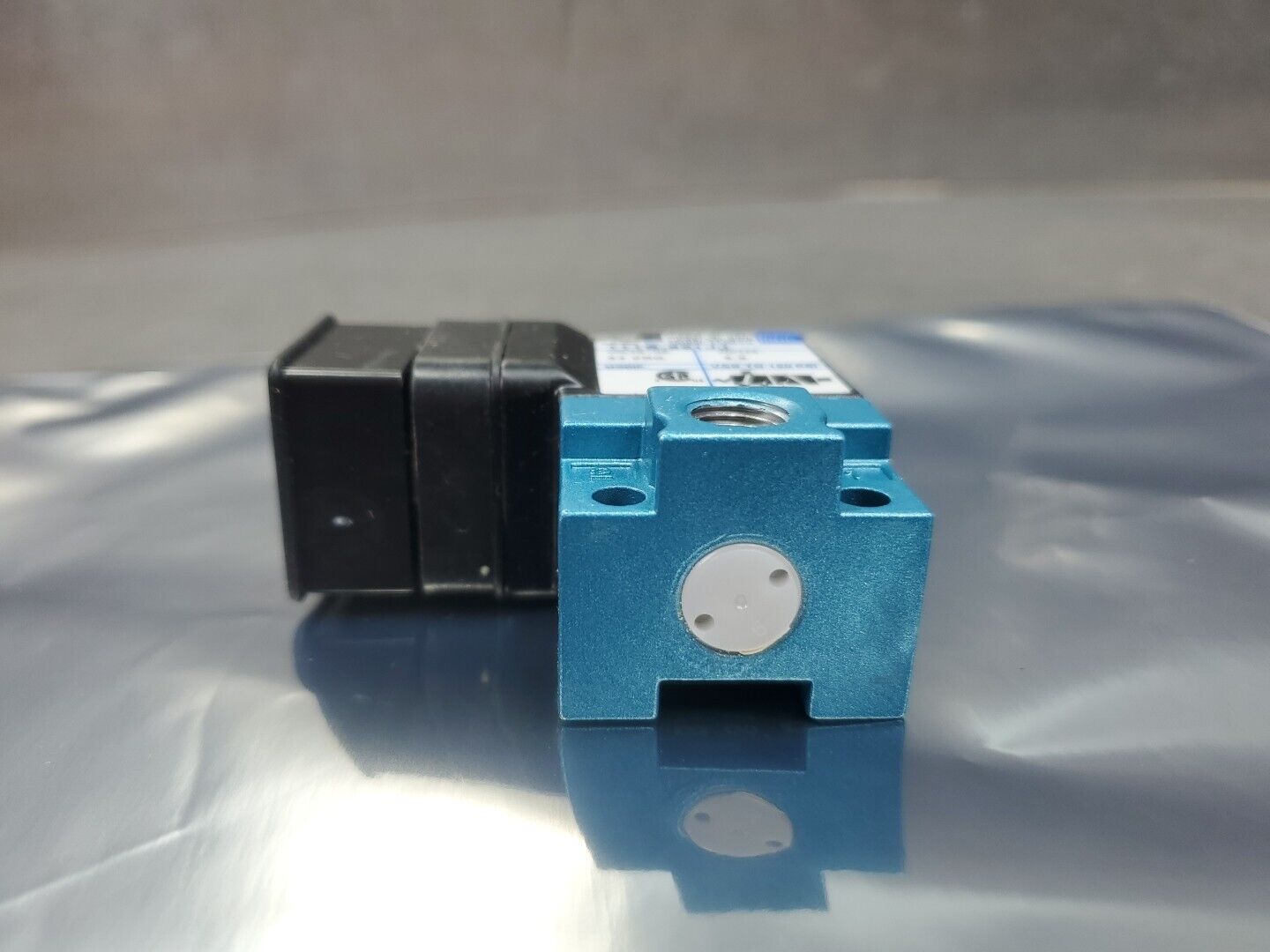 MAC 111B-591JJ Solenoid Valve, 24VDC 150PSI.                               6A-12