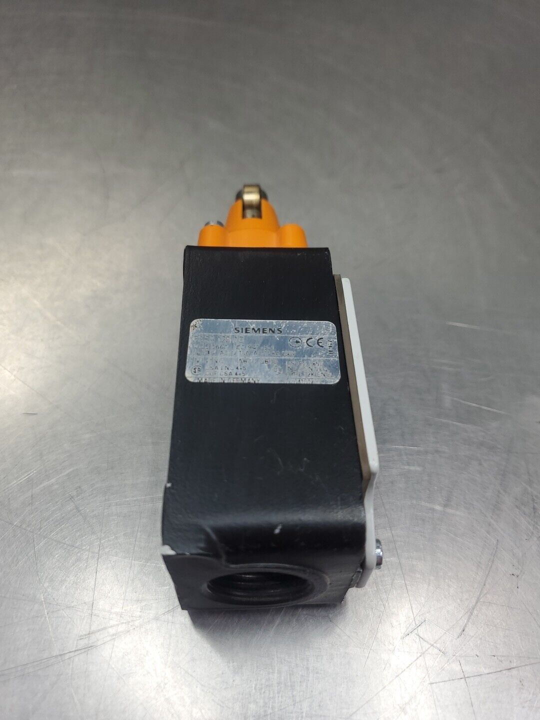 SIEMENS 3SE2 120-1D PLUNGER LIMIT SWITCH, 500VAC 10A.                      5E-34