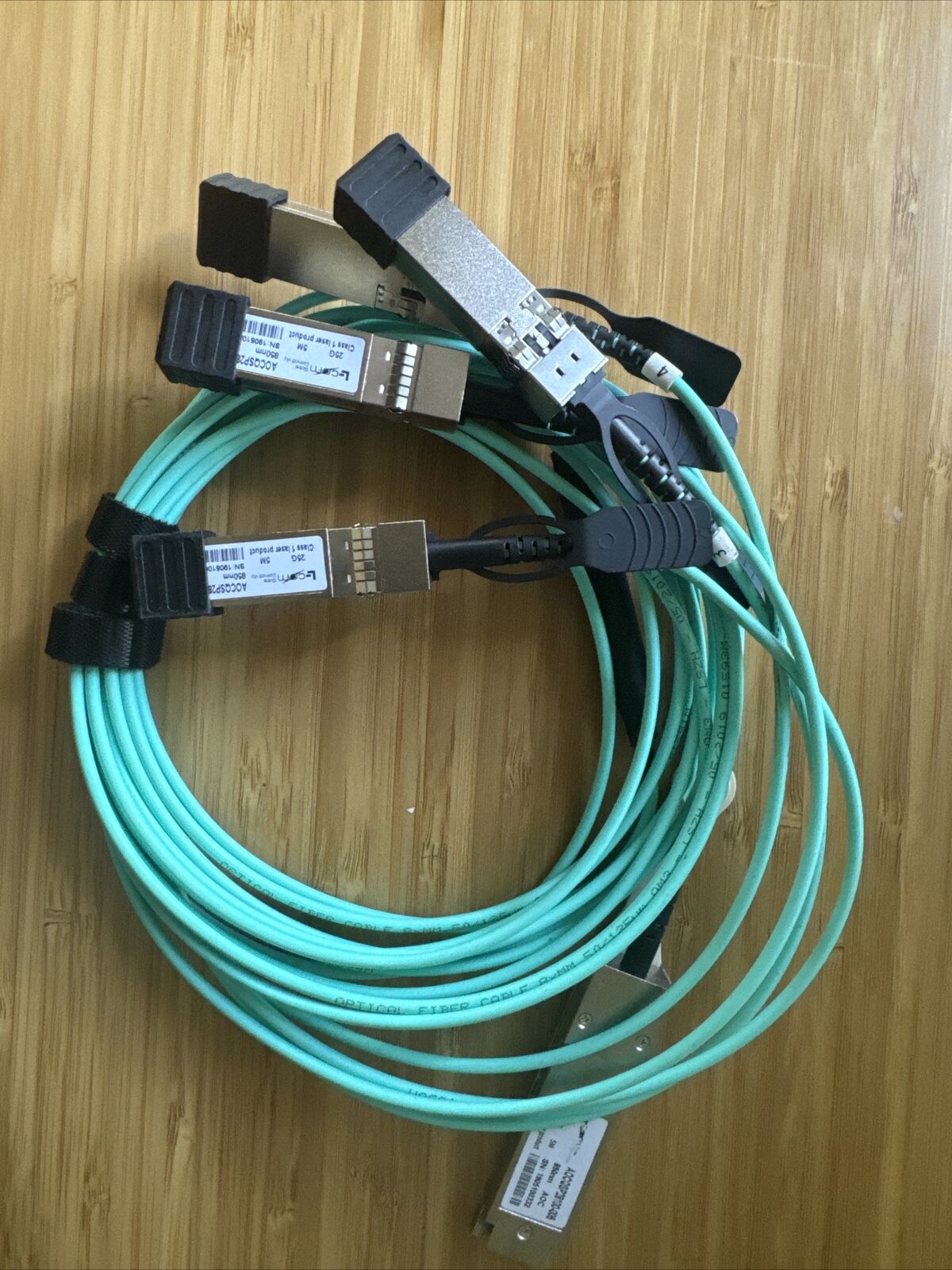 Active Optical Cable Breakout QSFP28 100Gbps to 4x28G SFP28/5M (BIN461)