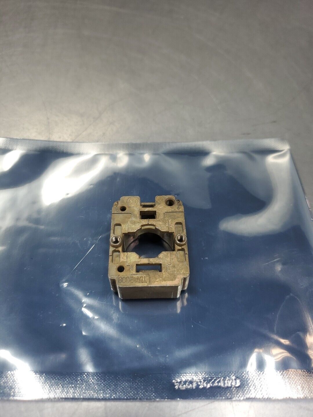 ALLEN BRADLEY 800E-A2L CONTACT MOUNTING LATCH FOR PUSHBUTTON SWITCH.       4D-35