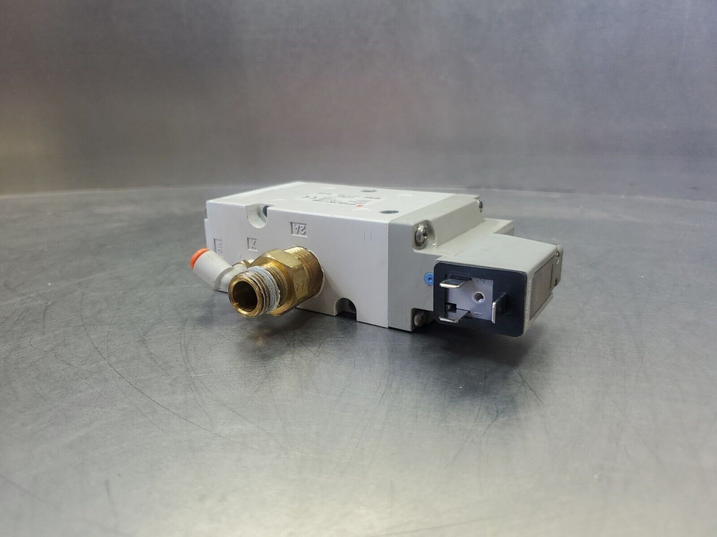 SMC VP742R-5DZ1-04NA 24VDC 1.75W Solenoid Valve.                           6D-14