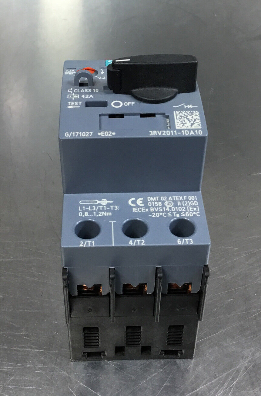 SIEMENS  3RV2011-1DA10  Circuit Breaker 2.2-3.2A  3 Poles Manual On/Off      4G