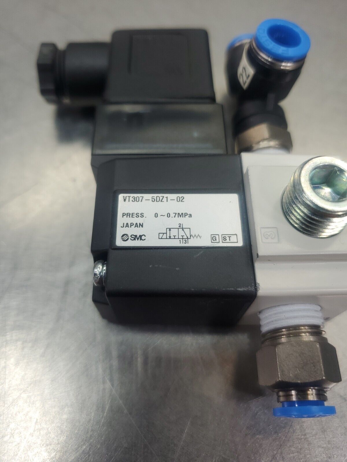 SMC VT307-5DZ1-02 SOLENOID VALVE 3-PORT 1/4" NPT  3-WAY w/Connector Mod.    6D-9