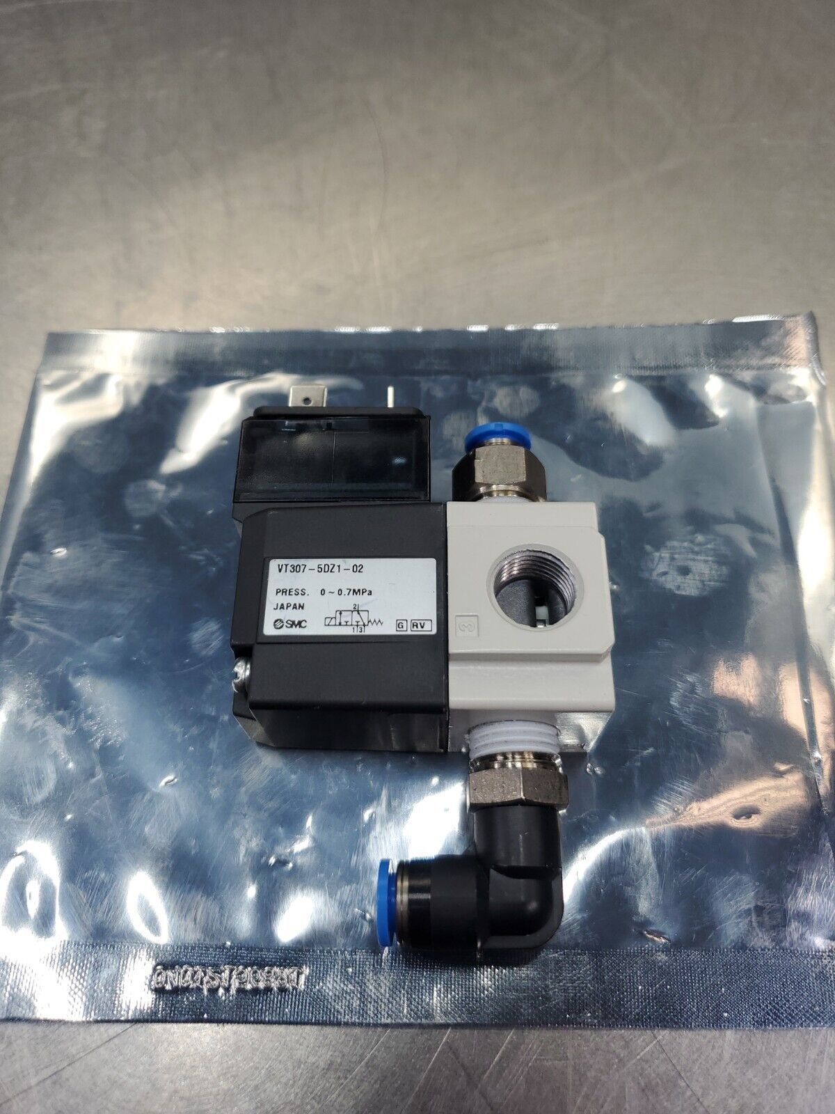 SMC VT307-5DZ1-02 SOLENOID VALVE 3-PORT 1/4" NPT  3-WAY.                    6D-9