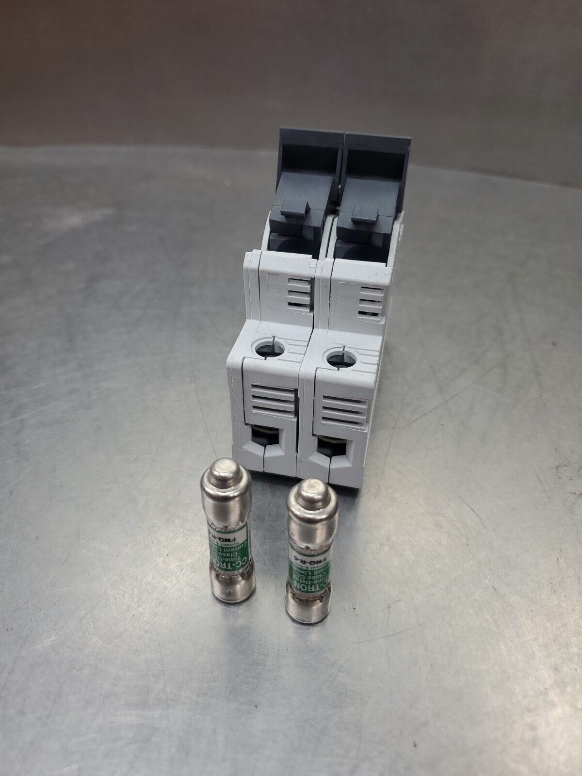 Wöhner AES 2x38 Fuse Holder 32A 690V 2P Fuse Holder w/2, 5Amp Fuses.        4C-1