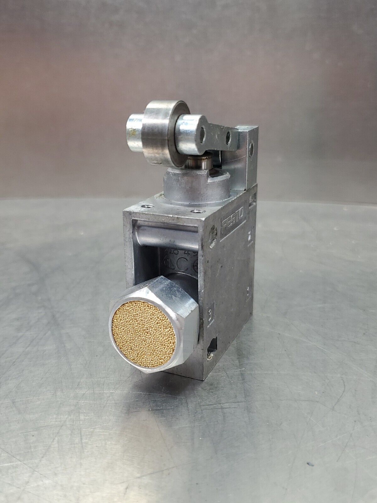 Festo R-3-1/4-B 8985 Roller Lever Valve.                                   6D-10