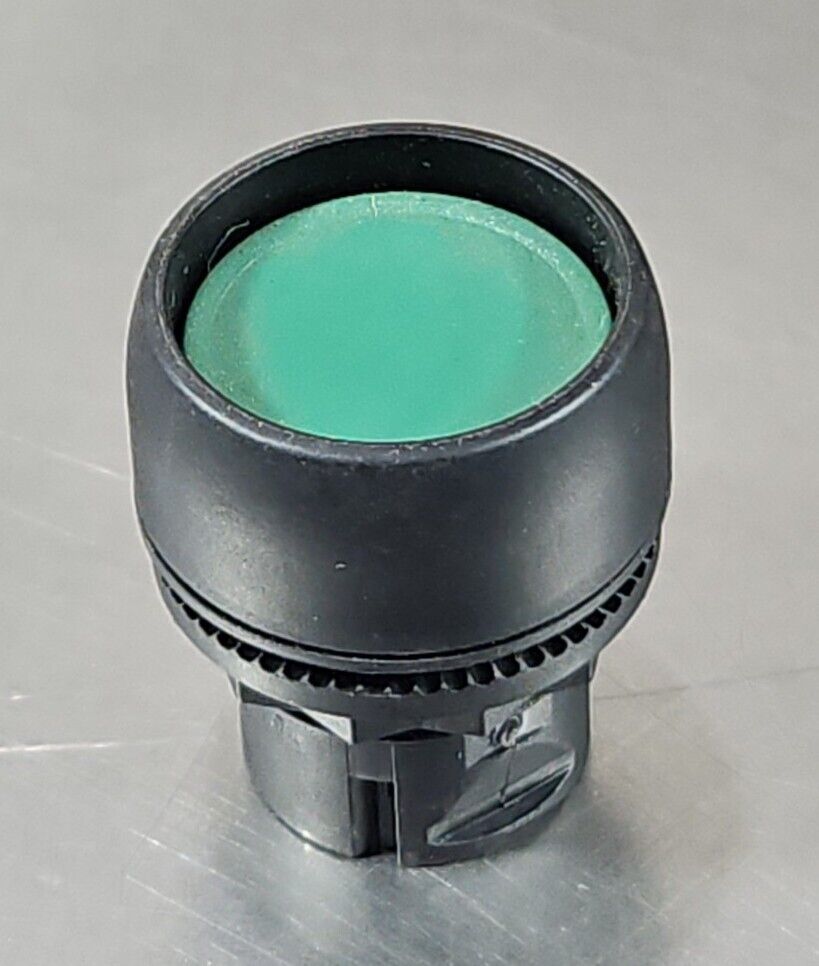 Allen-Bradley 800FP-LF3 Illuminated Plastic Push Button Green Lens.     Loc 4E-3