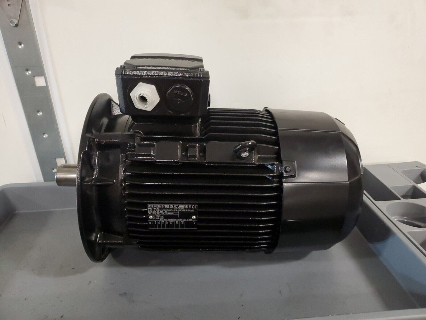 Siemens 1LE15231CA190FB4-Z Servo Electric Motor - 7.5kW, 3555 rpm, 10 HP.     1D