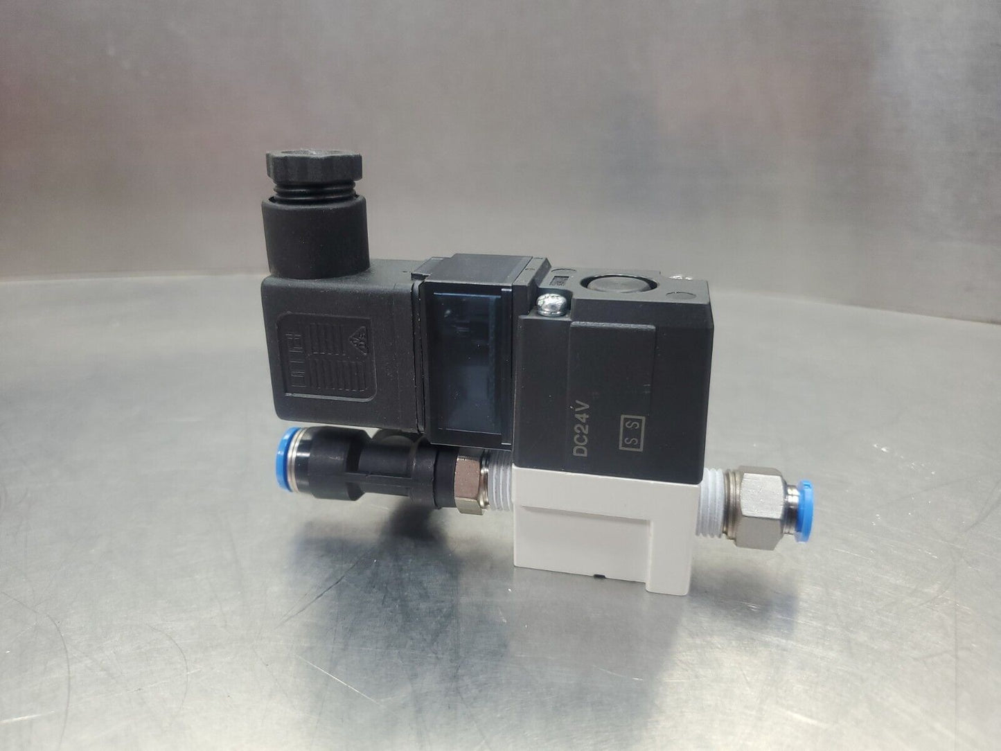 SMC VT307-5DZ1-02 SOLENOID VALVE 3-PORT 1/4" NPT  3-WAY w/Connector Mod.    6D-9