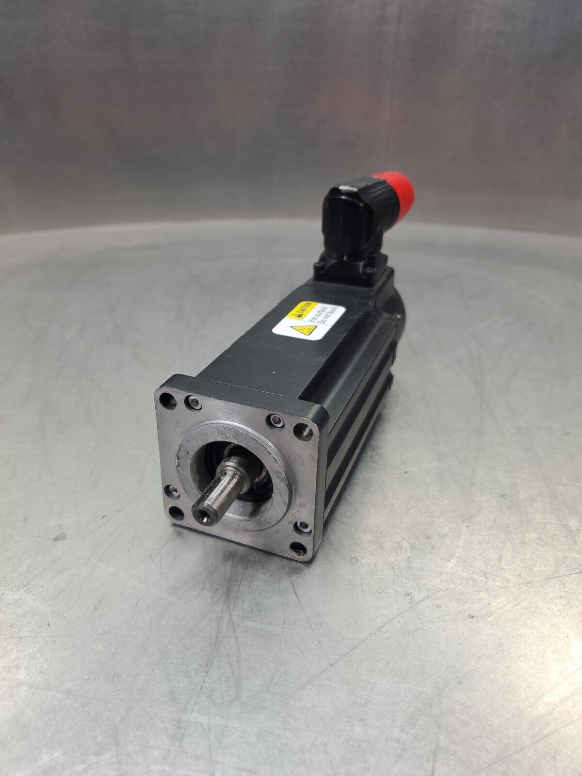 ALLEN BRADLEY VPL-B0632T-PJ12AA KINETIX VP LOW INERTIA SERVO MOTOR.         1-E1