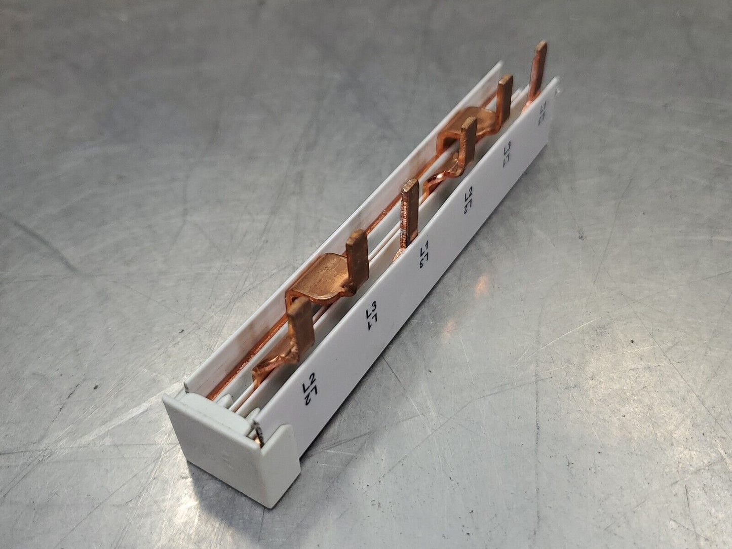 Siemens 5ST3 710 16mm² 3-Phase Bus Bar - 4.25 IN.                           4A-8