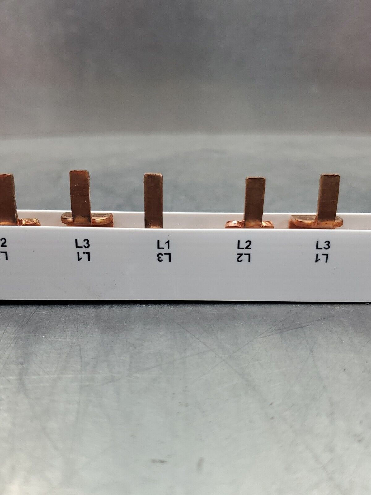 Siemens 5ST3 710 16mm² 3-Phase Bus Bar - 4.25 IN.                           4A-8