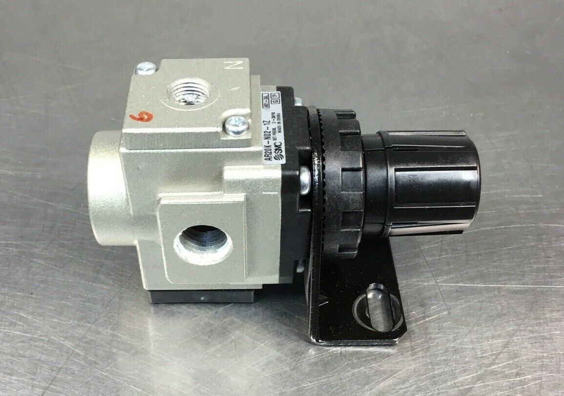 SMC AR20K-N02-1Z Pneumatic Regulator 3-30 PSI     6C